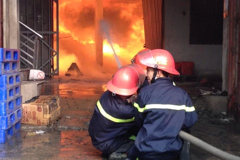 [Video] Cháy kho hàng của công ty Diana tại Vĩnh Tuy