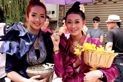 [Photo] Nhân dân Lào vui Tết cổ truyền Bunpimay 2014