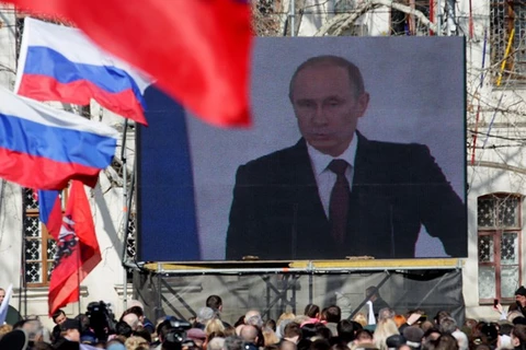 Người dân ở Sevastopol nghe bài phát biểu của Tổng thống Putin về việc sáp nhập Crimea vào Liên bang Nga. (Ảnh: EPA)