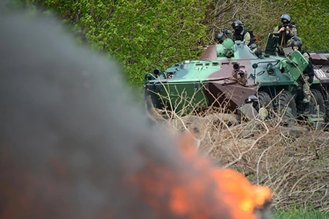Xe bọc thép quân đội Ukraine khai hỏa trên đường tiến vào Slavyansk. (Ảnh: AFP)