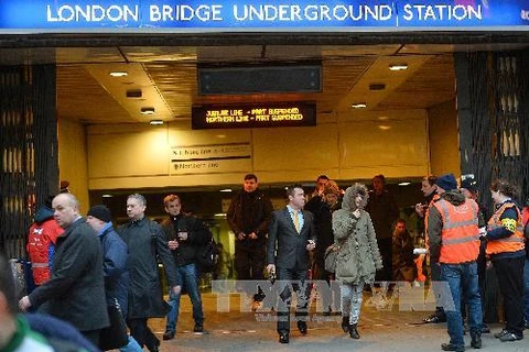 Người dân London tại ga tàu điện ngầm ở trung tâm thành phố. (Nguồn: AFP/TTXVN)