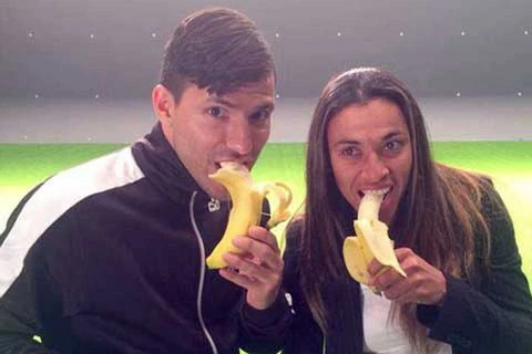 Các ngôi sao thi nhau ăn chuối để ủng hộ Dani Alves
