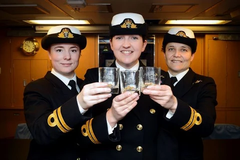Ba nữ thủy thủ tàu ngầm "xinh nhất" của Hải quân Anh