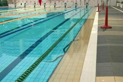 "Tá hỏa" vì con trăn trong bể bơi dành cho vận động viên
