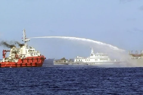 Tàu Trung Quốc tấn công tàu Việt Nam bằng vòi rồng. (Nguồn: Cảnh sát biển Việt Nam)