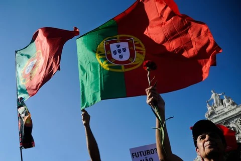 Standard & Poor's nâng triển vọng xếp hạng nợ của Bồ Đào Nha