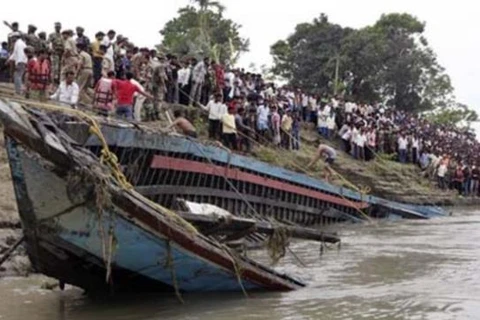 Lật phà chở 200 người ở Bangladesh, đã tìm thấy 9 thi thể