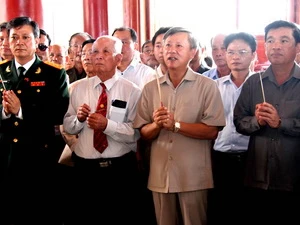 Người Việt tại Lào dâng hương viếng Chủ tịch Hồ Chí Minh