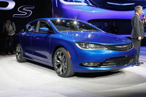 Chrysler 200 nhận được hơn 10.000 đơn hàng ngày đầu ra mắt