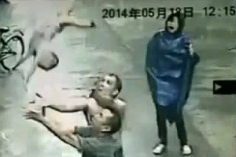 Hai người giang tay hứng bé trai 1 tuổi ngã từ tầng 2 xuống đất