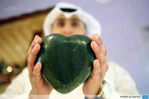 Dưa hấu trái tim cập bến Trung Đông, gần 10 triệu đồng mỗi quả
