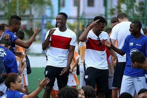 [Video] Welbeck và Sturridge trổ tài với điệu nhảy của Brazil