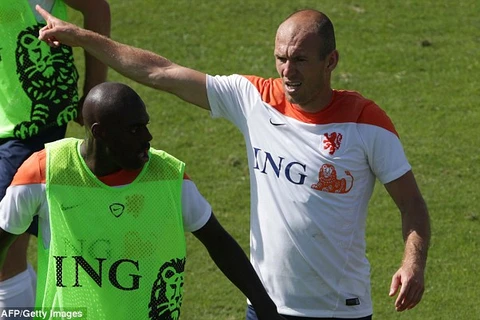 [Video] Arjen Robben hăng máu đạp đồng đội ngay trên sân tập