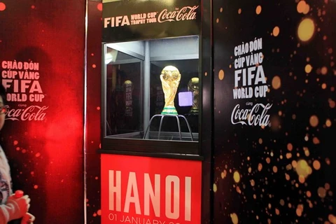 Các cửa hàng ở Hà Nội "nâng cấp" để chuẩn bị cho World Cup