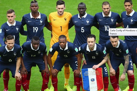 Các cầu thủ Pháp và Honduras ngơ ngác vì sự cố hy hữu