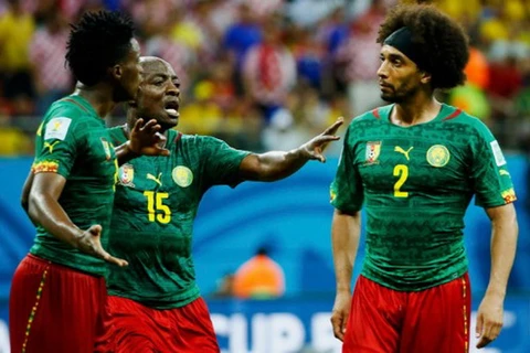 Thua mất mặt, các cầu thủ Cameroon choảng nhau ngay trên sân