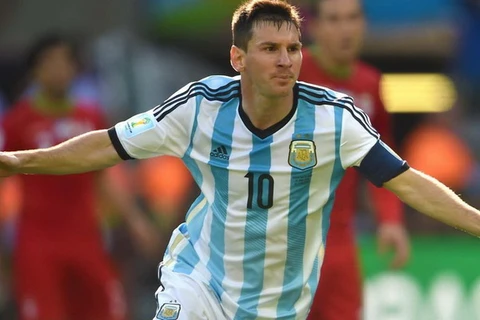 Ảnh động pha ghi bàn xé tan hàng thủ Iran của Leo Messi