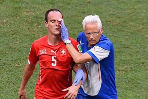 Cầu thủ Thụy Sĩ rách mặt, đổ máu sau pha cao chân của Giroud