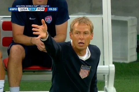 Jurgen Klinsmann bị chế giễu vì mặc "áo ngủ" trong trận đấu