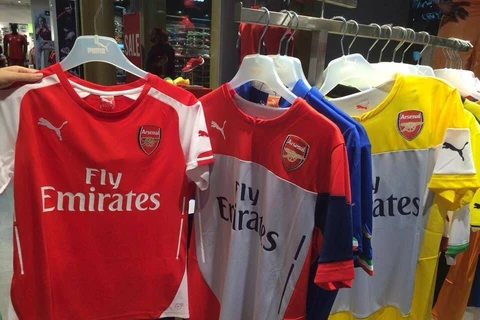 Áo đấu mới của Arsenal được bày bán trong cửa hàng Puma?