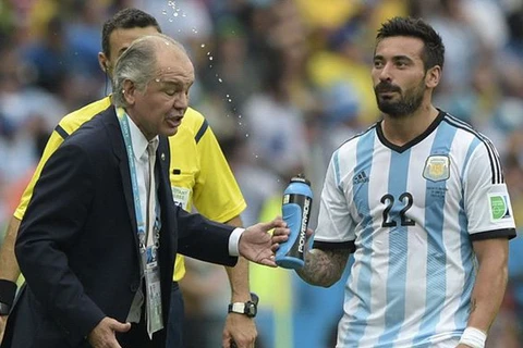 Huấn luyện viên của Argentina bị học trò phun nước vào mặt