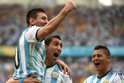 Messi lập cú đúp, Argentina và Nigeria cùng nhau vào vòng trong