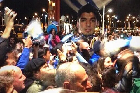 Suarez lại “mất tích” dù hàng trăm người hâm mộ đợi ở quê nhà