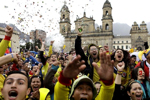 Một cổ động viên Colombia chết vì đạn lạc khi đang ăn mừng