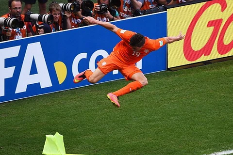 Ảnh chế pha tung cước ăn mừng ấn tượng của Huntelaar