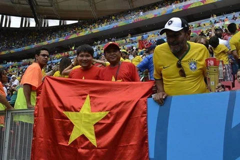 Cổ động viên cầm cờ Việt Nam chia sẻ về cảm xúc đặc biệt