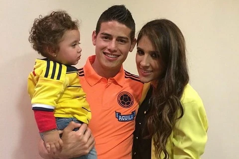 'Sát thủ' James Rodriguez khoe ảnh vợ con đẹp như thiên thần