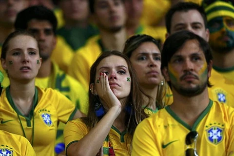 Cổ động viên nhí khóc nức nở khi chứng kiến Brazil bị vỡ trận