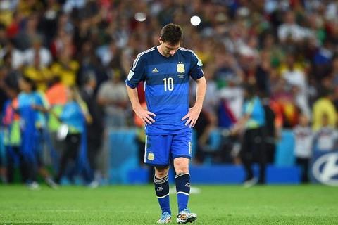 Lionel Messi buồn bã và suýt khóc khi nhận Quả bóng vàng