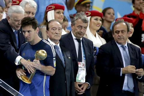 Maradona cũng chỉ trích việc FIFA trao Quả bóng Vàng cho Messi