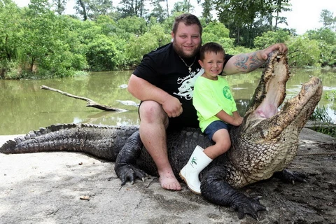 Cậu bé 5 tuổi cưỡi cá sấu khổng lồ để "nối tiếp truyền thống"