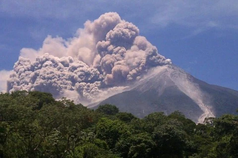 Núi lửa tại Guatemala phun trào, bão lớn tiến vào Hawaii