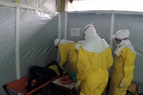 Cố y tá Nigeria có thể nhiễm Ebola từ nước tiểu của bệnh nhân