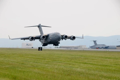 Máy bay Mỹ tiếp tục thả hàng cứu trợ cho người dân Iraq