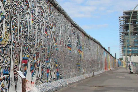 Vận động viên người Anh phá kỷ lục chạy dọc Bức tường Berlin