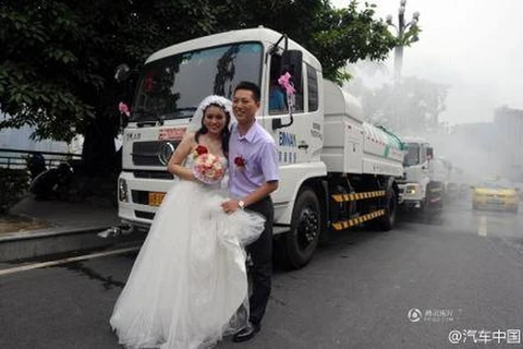 Chú rể bị chỉ trích dữ dội vì dùng xe chở nước để rước dâu 