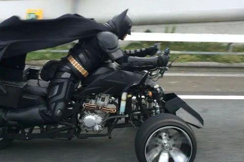 Batman bất ngờ xuất hiện cùng siêu xe trên đường phố Nhật Bản