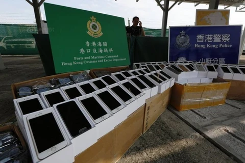 Cảnh sát Hong Kong bắt vụ buôn lậu hơn 100 chiếc iPhone 6