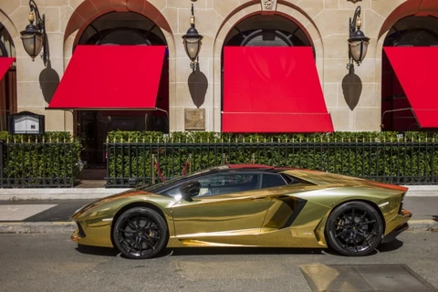 Siêu xe Lamborghini mạ vàng 6 triệu USD tỏa sáng trên đường phố