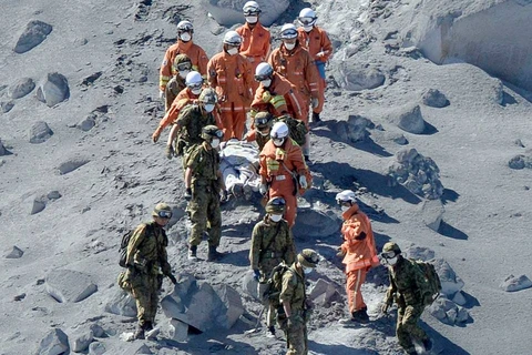 [Photo] Giải cứu 30 người nguy kịch vì núi lửa bất ngờ phun trào