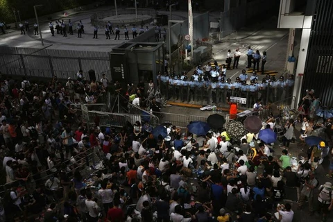 Căng thẳng gia tăng bên ngoài trụ sở chính quyền Hong Kong