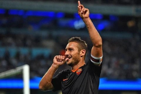 Cận cảnh siêu phẩm giúp Totti đi vào lịch sử Champions League