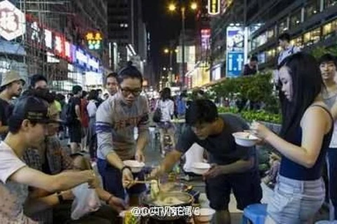 Người biểu tình Hong Kong ăn lẩu, đánh bóng bàn giữa đường
