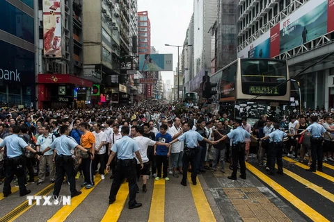 Hong Kong cách chức nhiều cảnh sát vì đánh người biểu tình