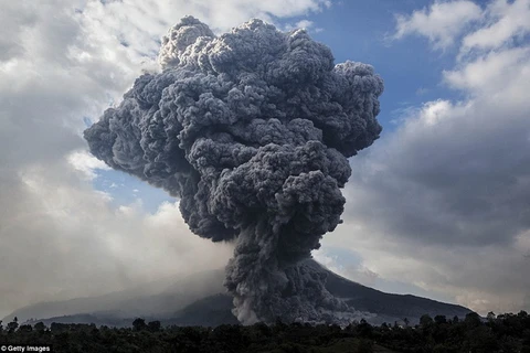 [Photo] Núi lửa Sinabung tạo ra cảnh tượng đáng sợ khi phun trào