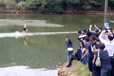 Võ tăng Thiếu Lâm phá kỷ lục chạy trên mặt nước của chính mình